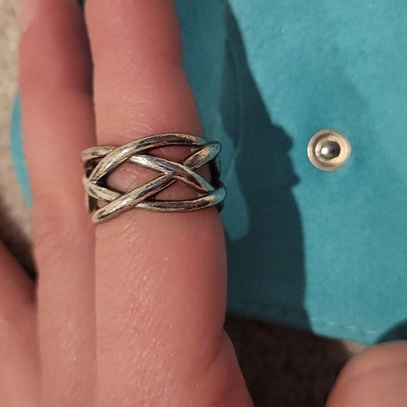 Tiffany's criss cross ring - Picture 4 of 5